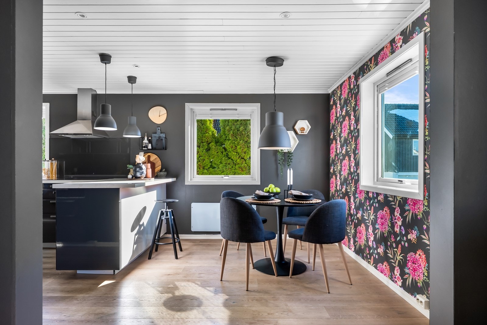 Delvis åpen stue/ kjøkkenløsning. Galleribilde