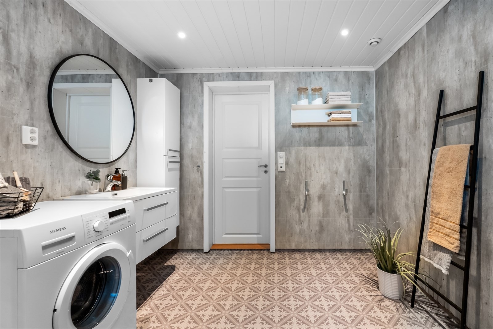 Det er to baderom i underetasjen Galleribilde