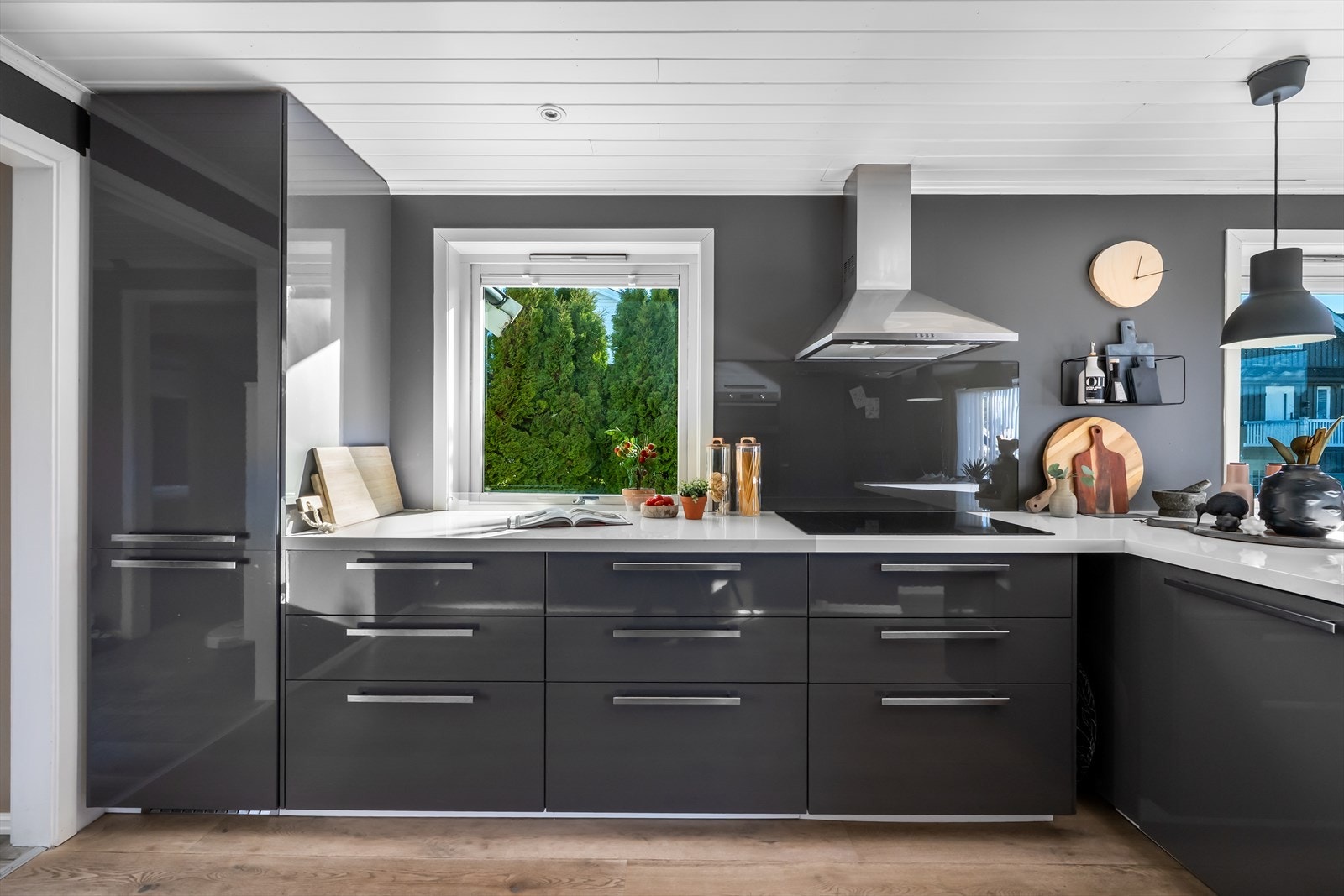 Det er rikelig med benkeplass og utsikt ut mot hagen. Galleribilde