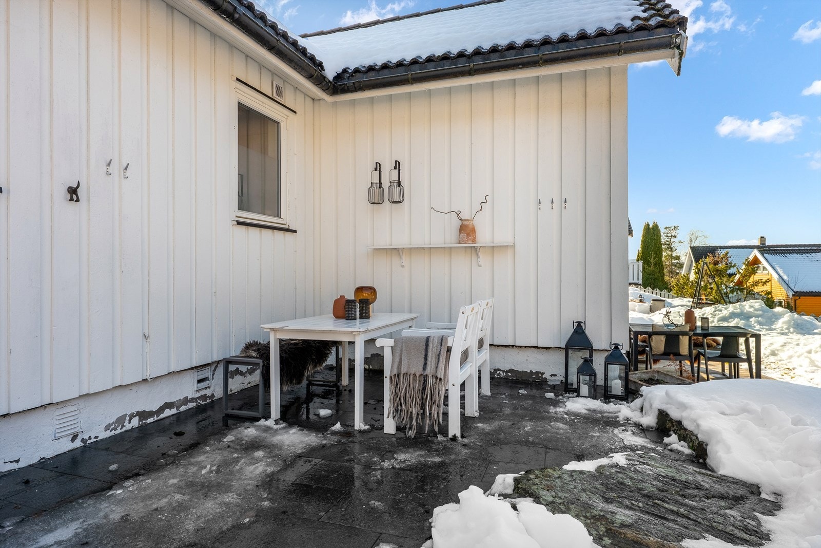 Uteområdet belagt med heller. Flott plass til og samle familie og venner til hyggelige stunder utendørs. Galleribilde