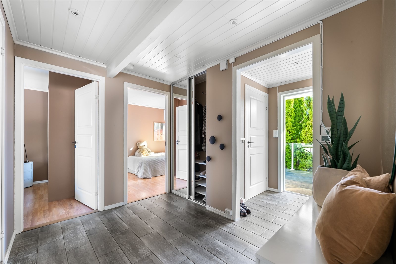 Gangen er lyssatt med downlights i himling for en behagelig belysning. Videre adkomst til boligens soverom. Galleribilde