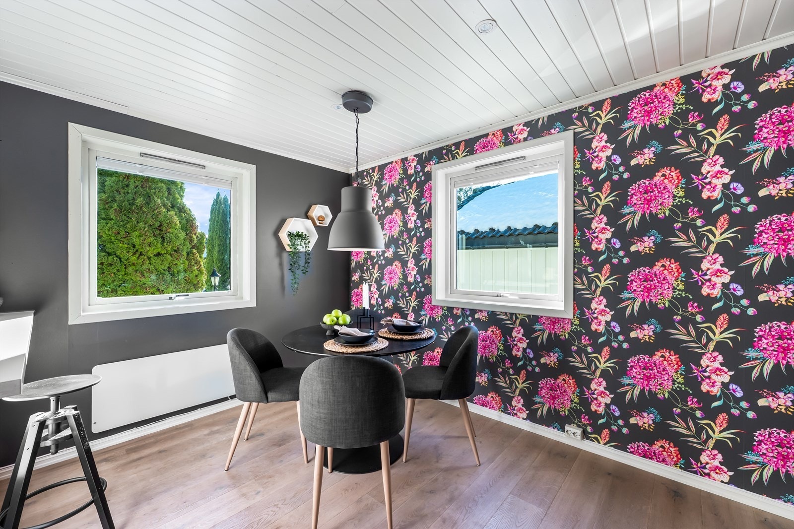 Det er god plass til spisebord ved vinduet på kjøkkenet. Galleribilde