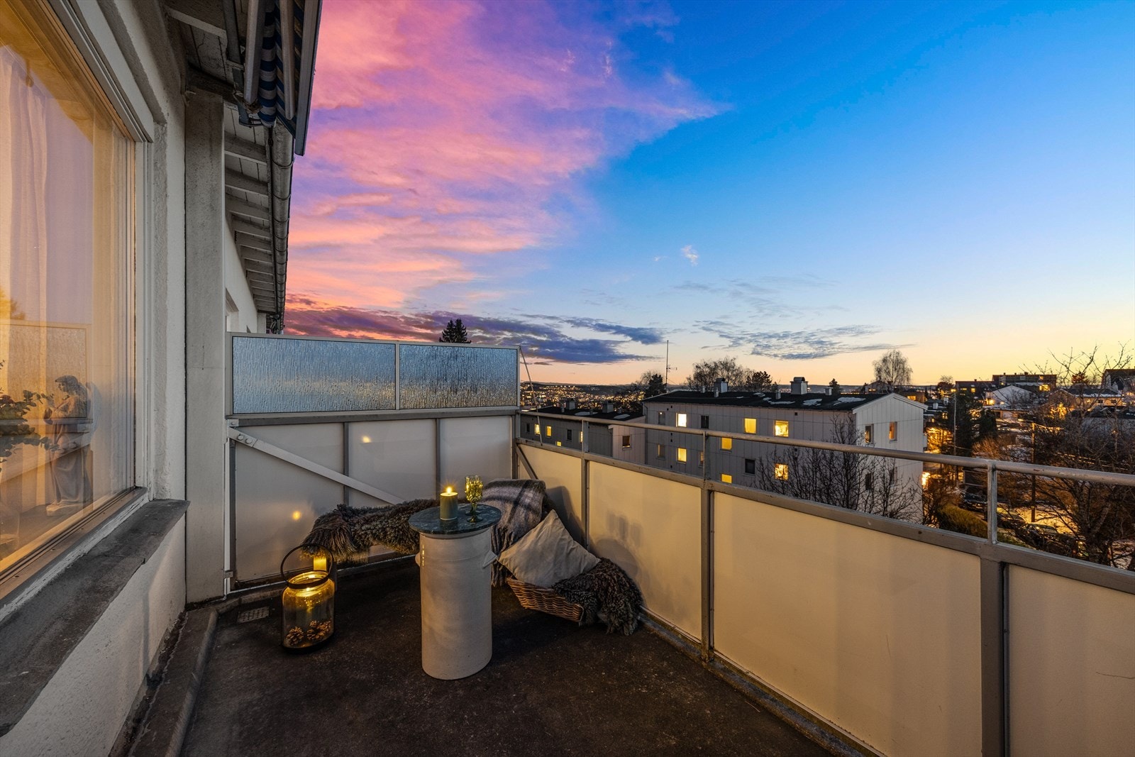 Leiligheten byr på en herlig sydvestvendt balkong på ca. 7,3 m² med både gode solforhold og flott utsikt. Galleribilde