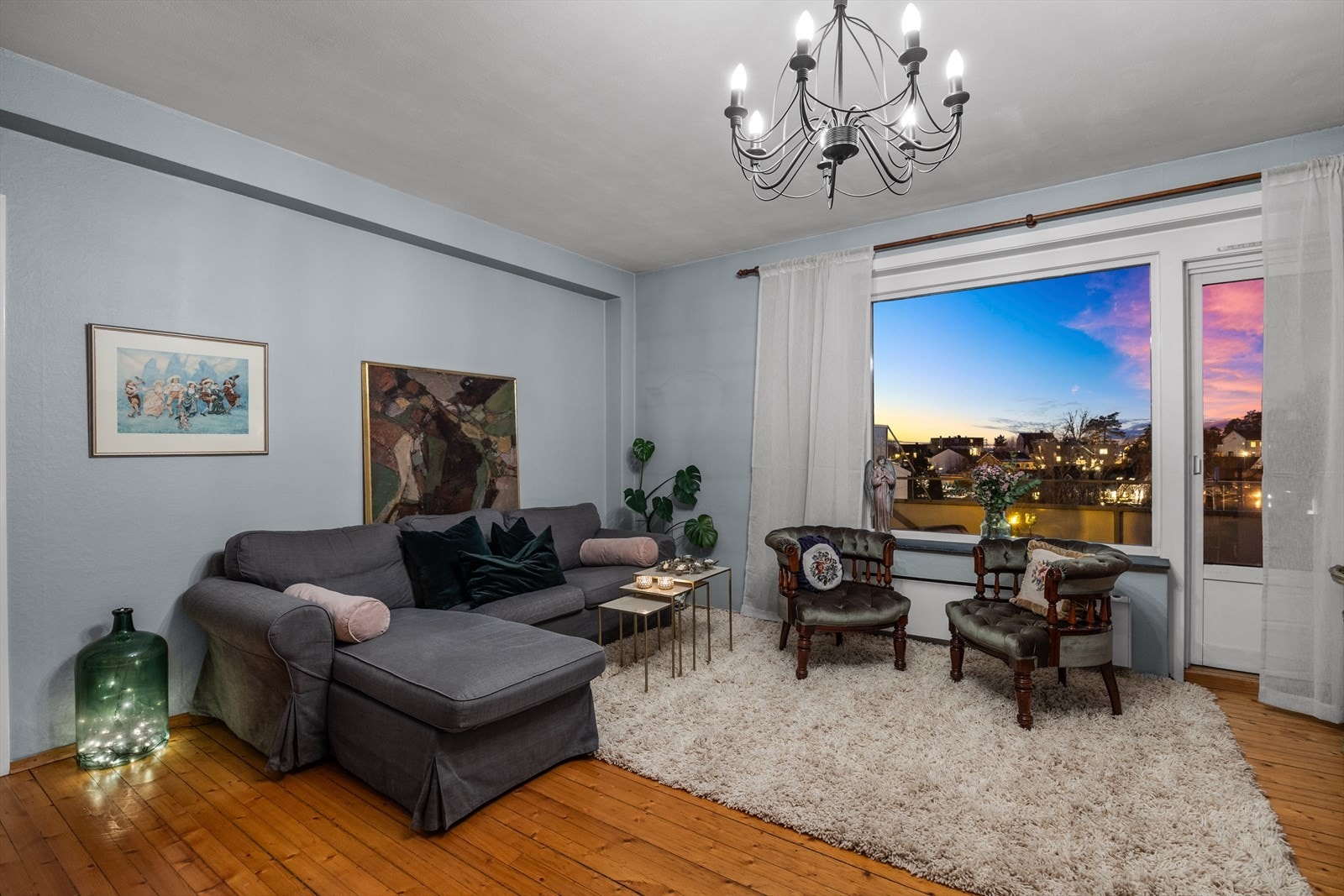 Store vindusflater gir rikelig med naturlig lys på dagtid. På kveldstid kan man nyte en stemningsfull utsikt også innvendig i leiligheten. Galleribilde