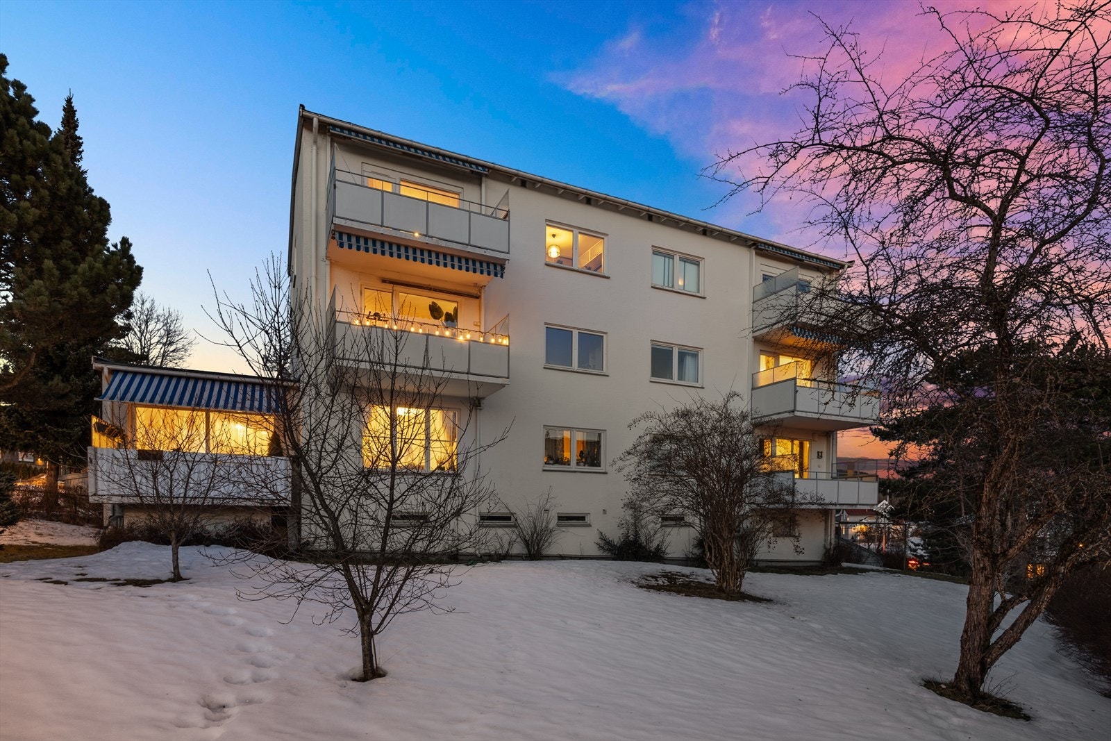 Sameiet har en meget idyllisk, stor og nydelig felles hage, pent opparbeidet med bl.a frukttrær. Leiligheten ligger øverst til venstre i bildet. Galleribilde