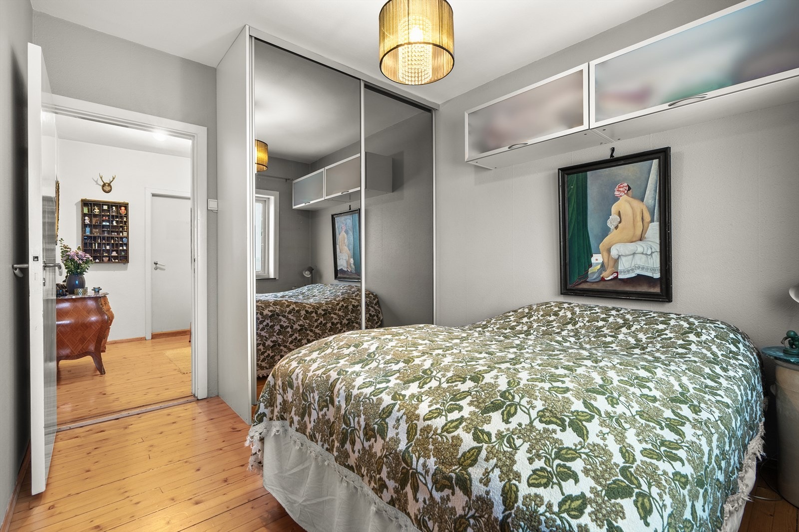 Rommet har også godt med oppbevaringsplass i skyvedørsgarderobe og i de fastmonterte skapene på veggen. Galleribilde