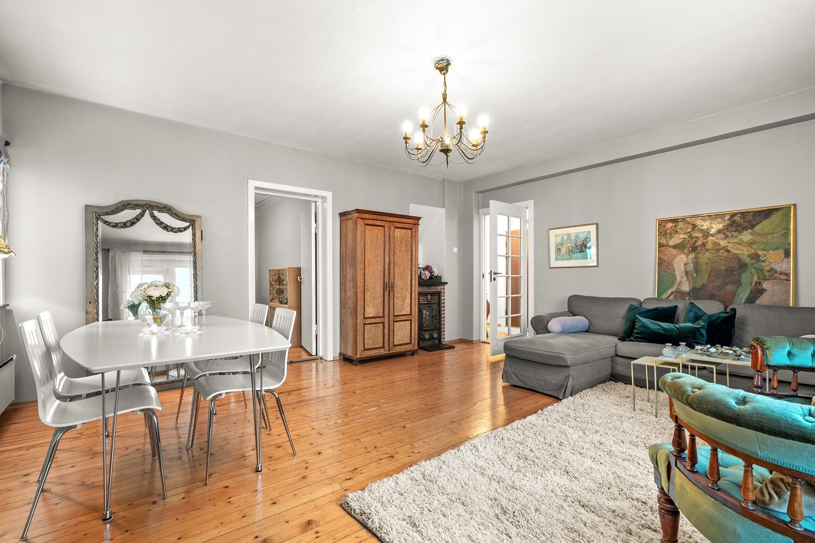 La oss ta en titt på den fine stuen. Stuen er kvadratisk, romslig og fin med god plass til både sofagruppe og spisebord. Galleribilde