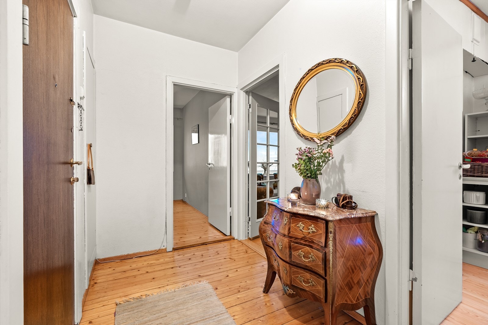 Fra entrè sett inn mot soverom 1. Galleribilde