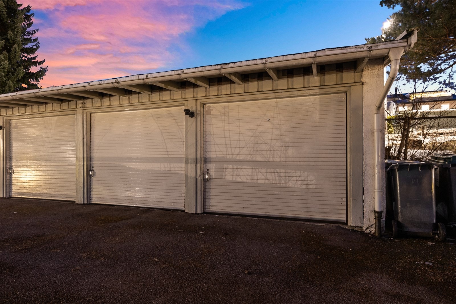 Det medfølger en garasjeplass merket med nr. 302. Her er det klargjort for elbillader som kan monteres for en pris til ca. kr. 6.000,- Galleribilde