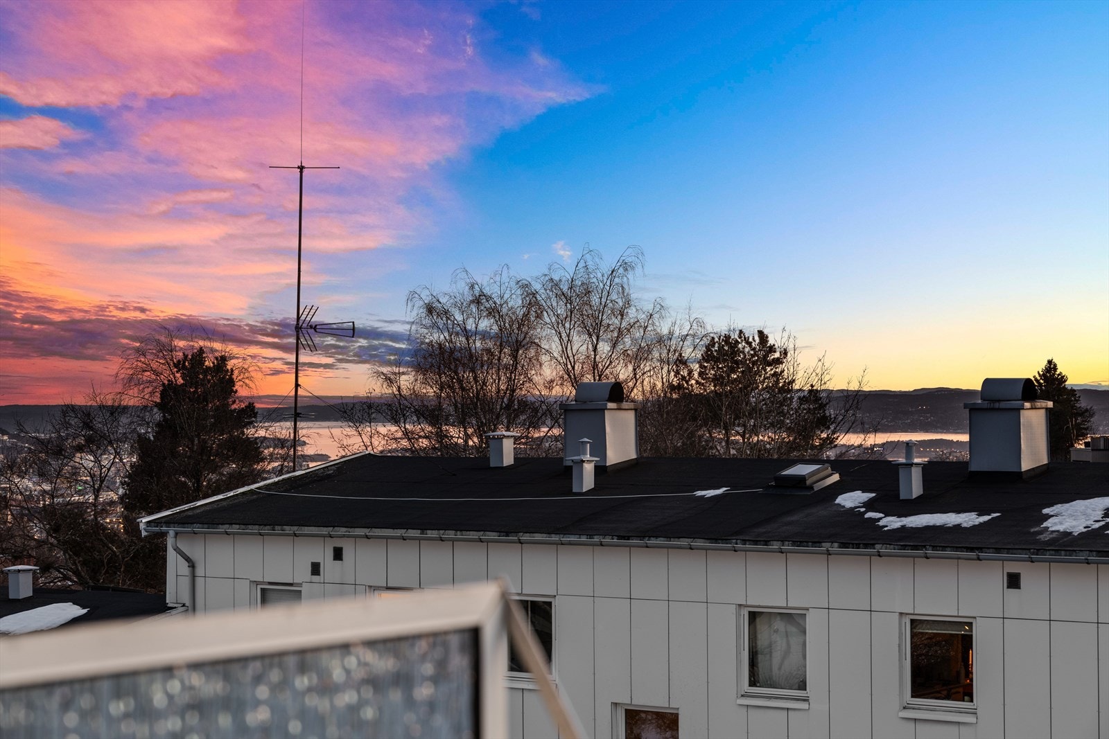 Leiligheten kan også skilte med noe fjordutsikt. Galleribilde