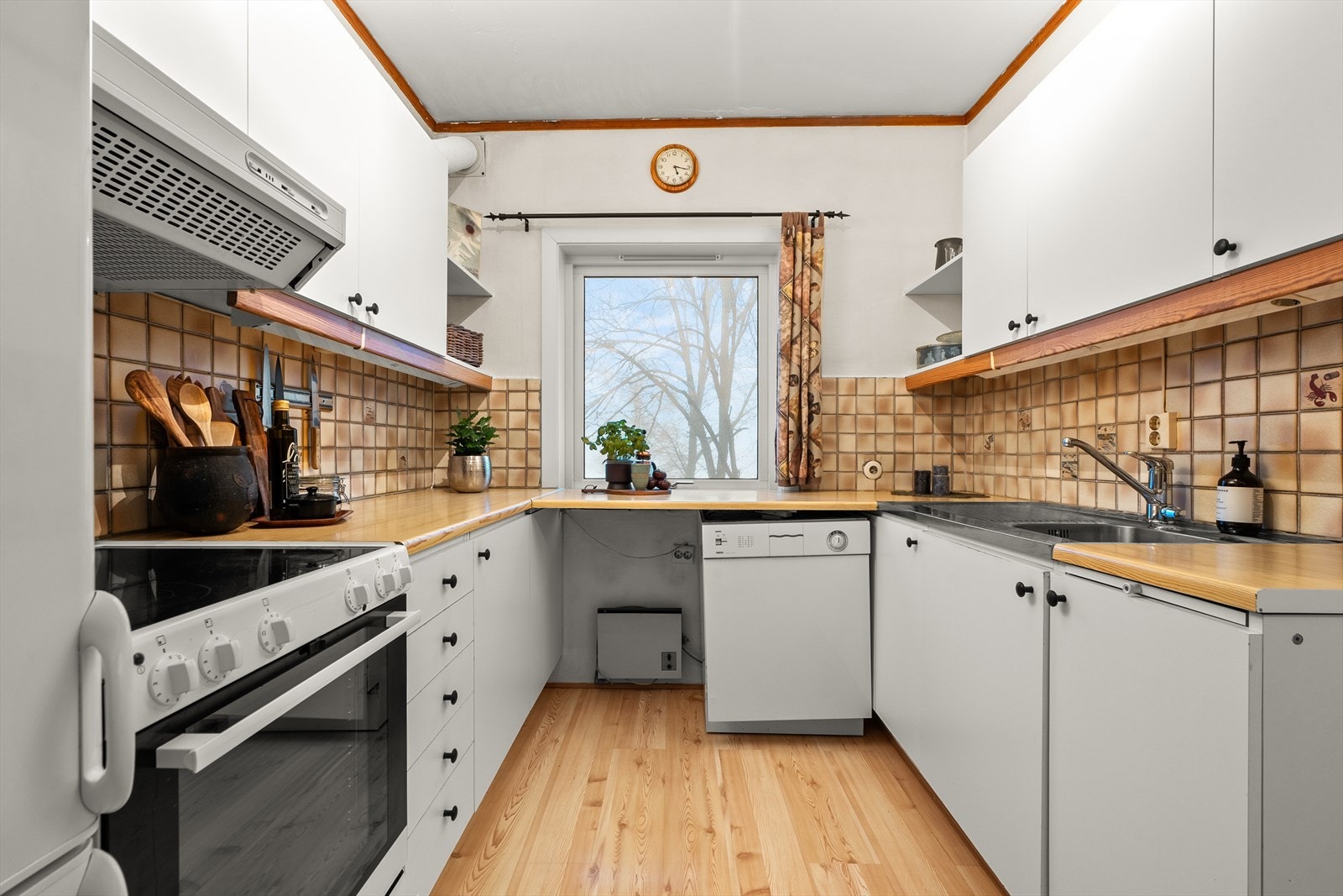 Leiligheten har et eldre separat kjøkken som er modent for oppussing, grunnet alder. Det er godt med skap- og benkeplass på begge sider av kjøkkenet som gir gode arbeidsforhold og praktiske oppbevaringsmuligheter. Galleribilde