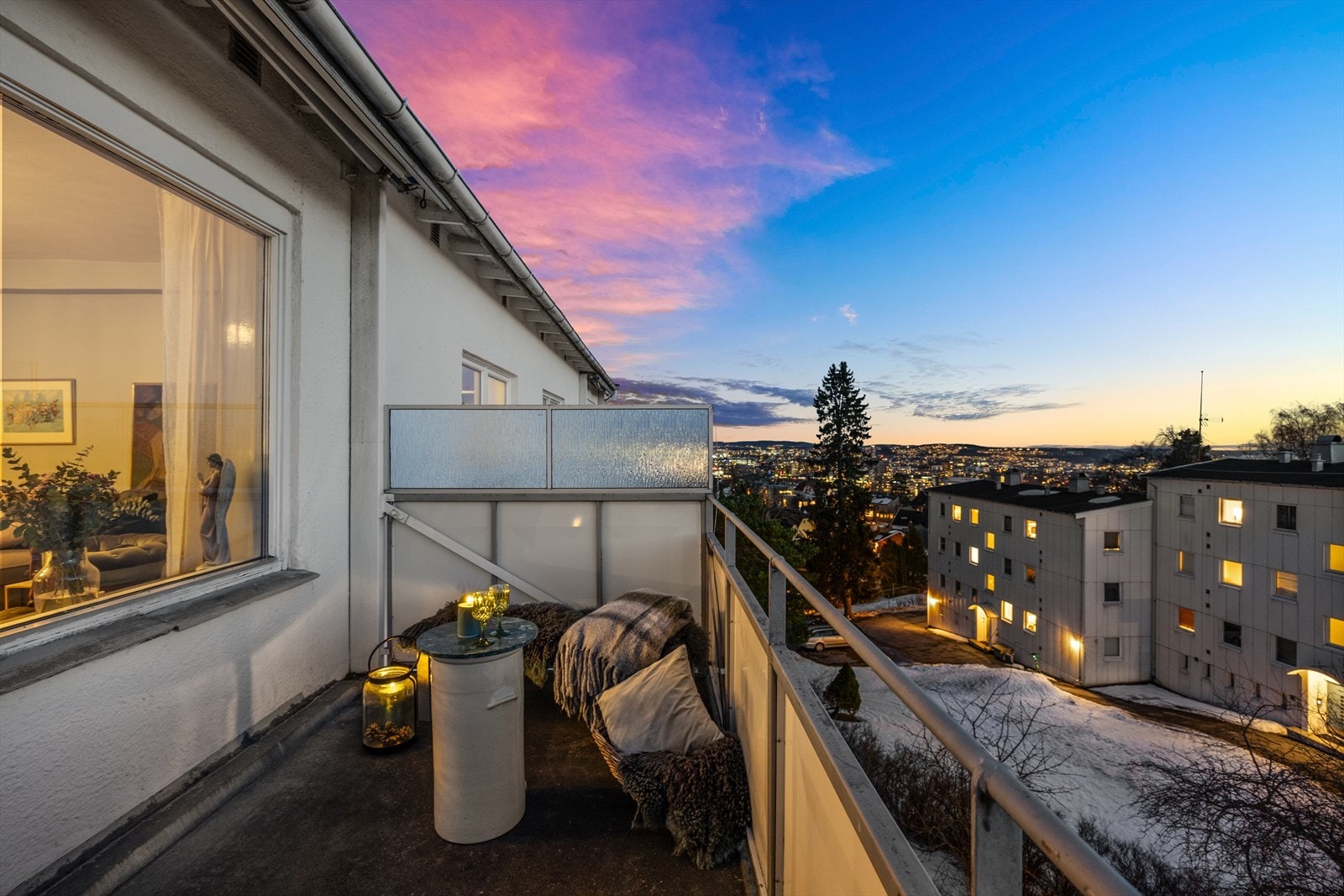 Fra balkongen er det flott utsikt over nærområdet og byen, som gir en luftig og åpen følelse. I tillegg er beliggenheten svært usjenert, uten innsyn. Galleribilde