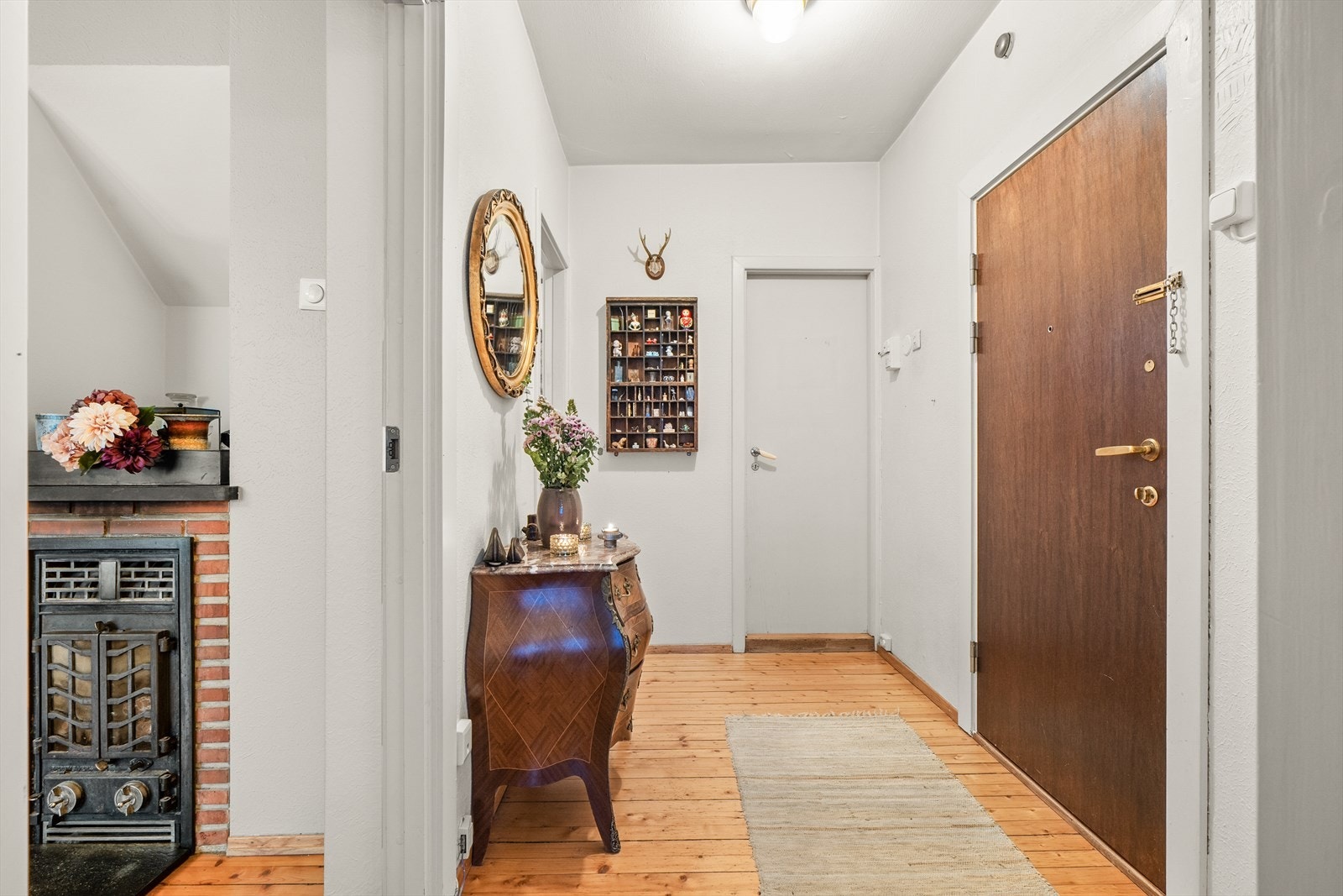 Entréen fremstår som lys og fin med gjennomgående tregulv som gir et varmt og helhetlig uttrykk. Den langstrakte utformingen skaper en ryddig og oversiktlig adkomstsone, med naturlig plass til møblering som konsollbord, speil og oppbevaring. Galleribilde