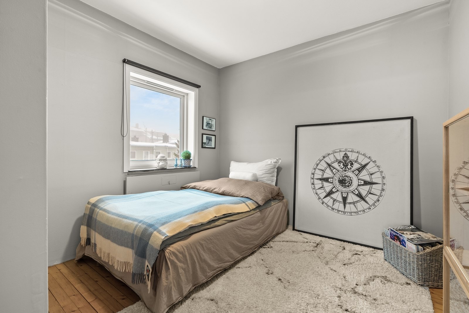 La oss også ta en titt på soverom 2. Dette soverommet har også en god størrelse og har plass til dobbeltseng. Galleribilde