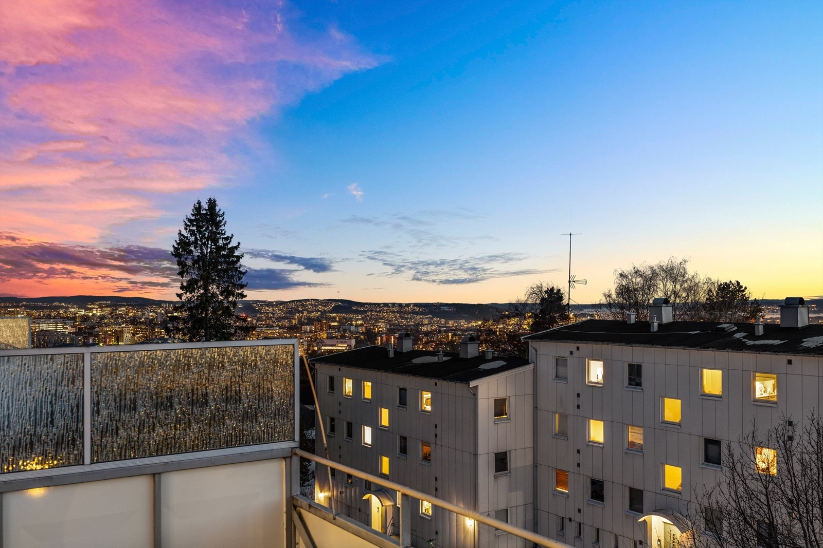Beliggenheten her er virkelig flott. I tillegg til de svært gode solforholdene får du også en stemningsfull utsikt, spesielt på kveldstid når byens lys tennes. Galleribilde