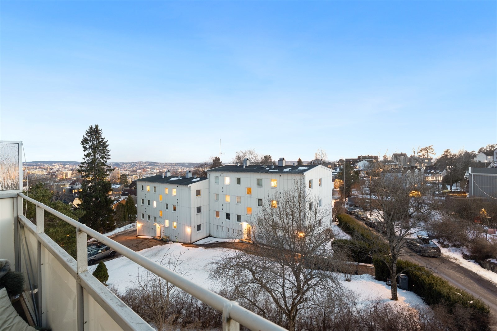 Leiligheten kan skilte med et høyt og frittliggende utsyn. I tillegg bor du på toppen i 3.etg. uten noen over deg. Galleribilde