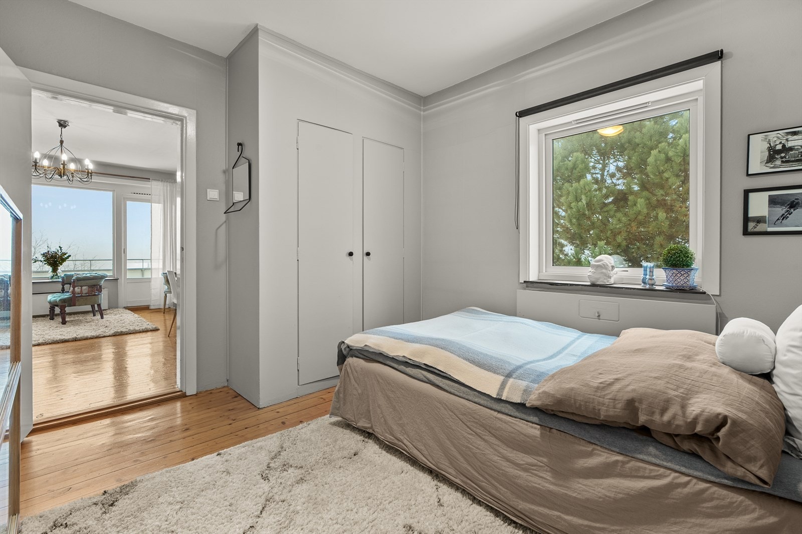 Soverom 2 har et originalt innebygd garderobeskap. Begge soverommene ligger stille og rolig til, noe forøvrig hele leiligheten også gjør. Her våkner man opp til fuglekvitter. Galleribilde