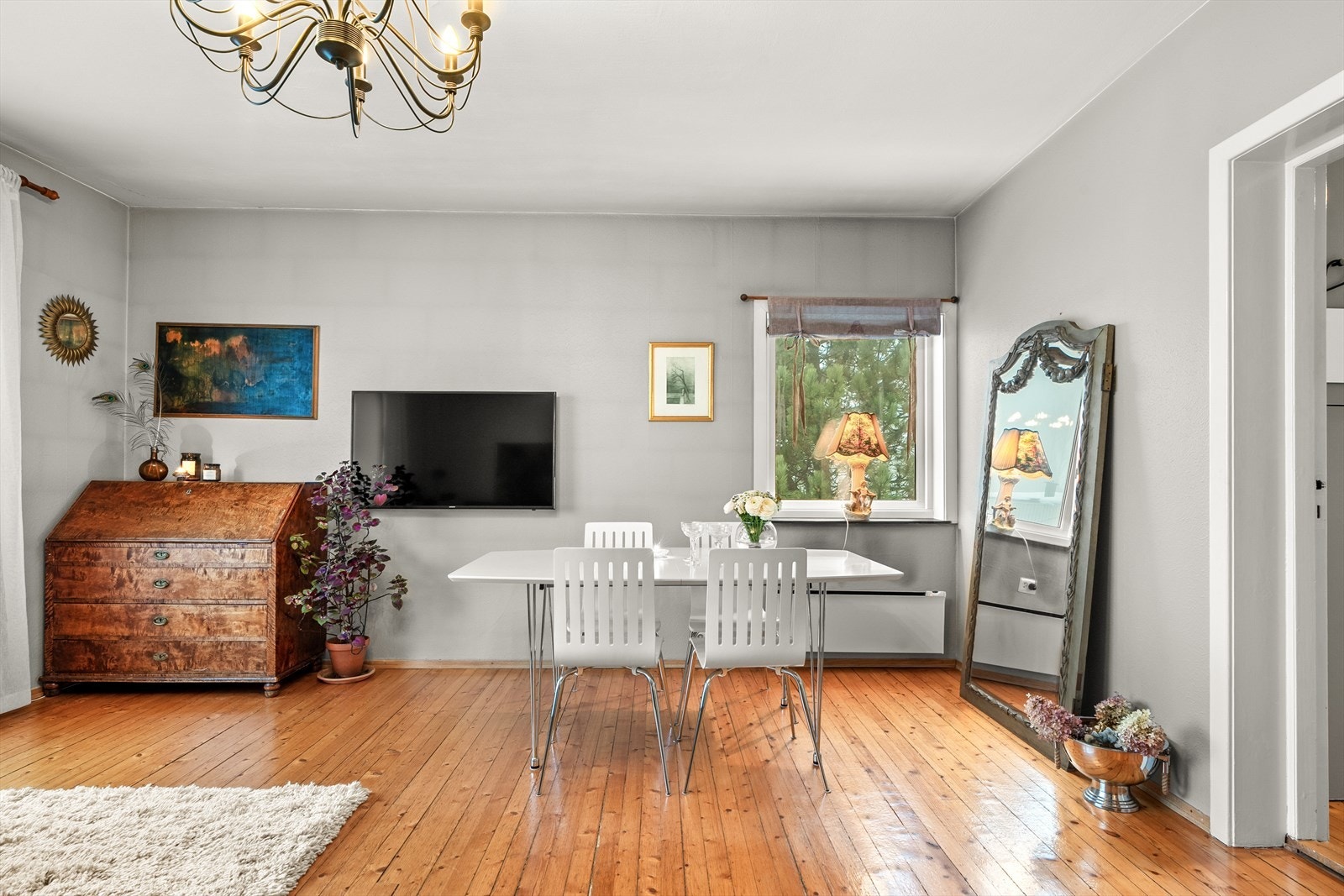 Stuens utforming bidrar til at det også er mulighet for å dekke opp til flere gjester. Galleribilde