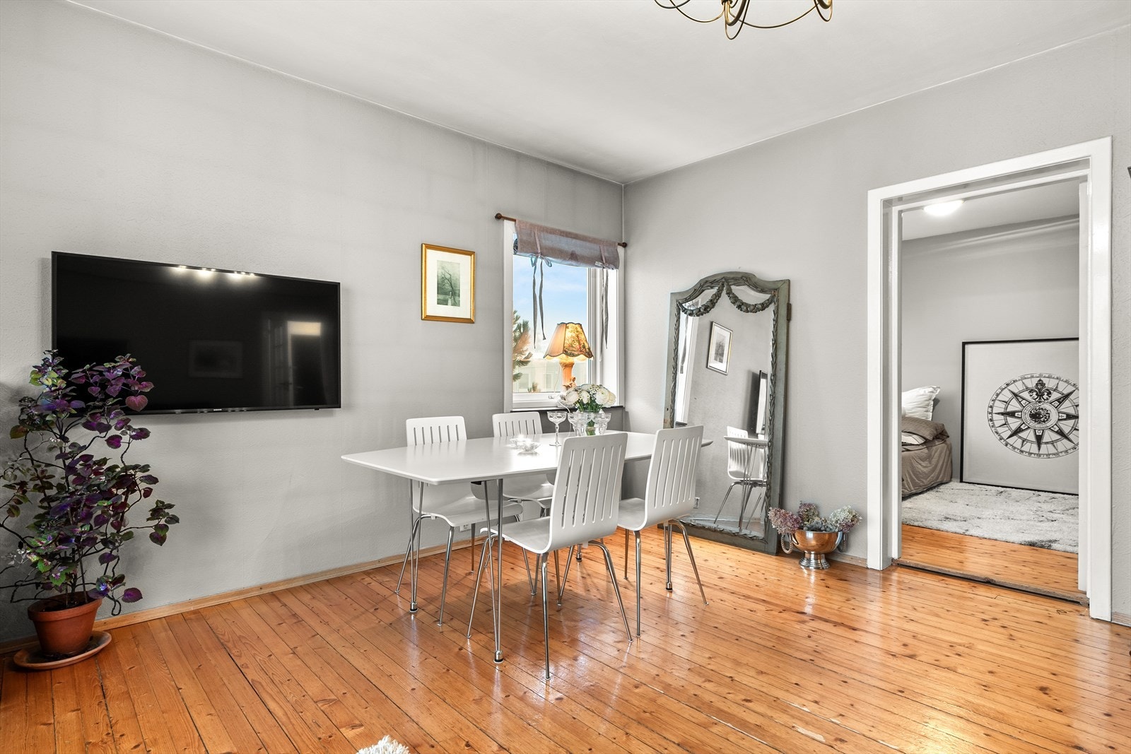 Fra stue sett inn mot det ene soverommet. Det andre soverommet har inngang fra entrè. Galleribilde