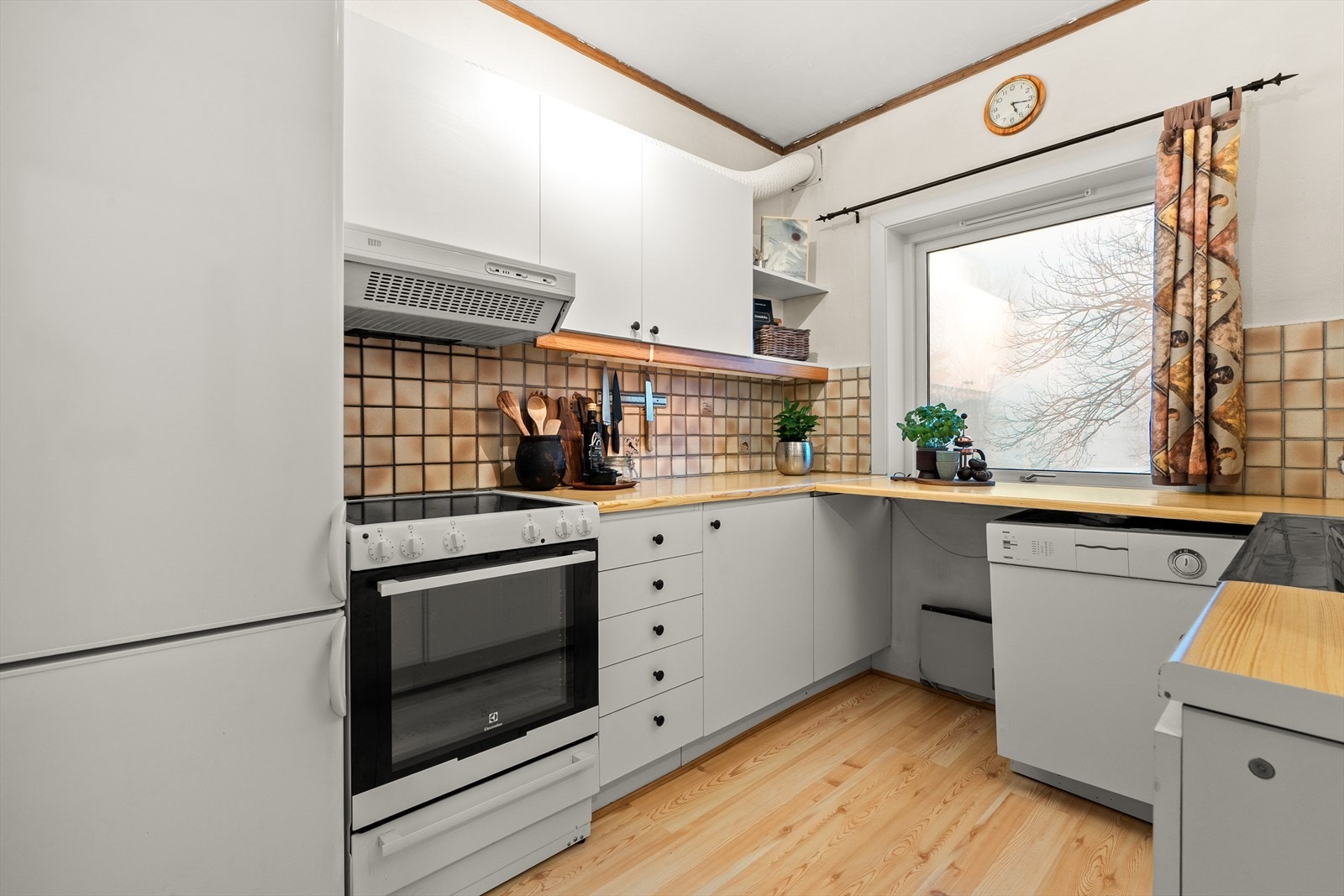 Det nåværende kjøkkenet fungerer derimot fint og har glatte fronter, laminat benkeplate og rustfri plate med nedfelt vaskekum. Alle hvitevarene på kjøkkenet medfølger. Galleribilde