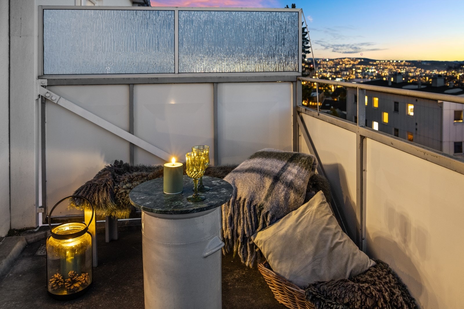 En usjenert og herlig balkong med også svært gode solforhold. Sommerstid har du helt optimale solforhold med sol både på dagtid, ettermiddag og kveld. Galleribilde