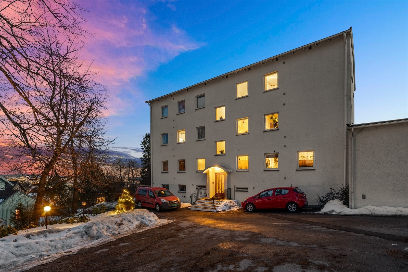 Boligsameiet Heierstuveien 27 er et lite og superhyggelig sameie bestående av kun 6 seksjoner. Alle leilighetene har en egen garasjeplass som medfølger salget. Galleribilde