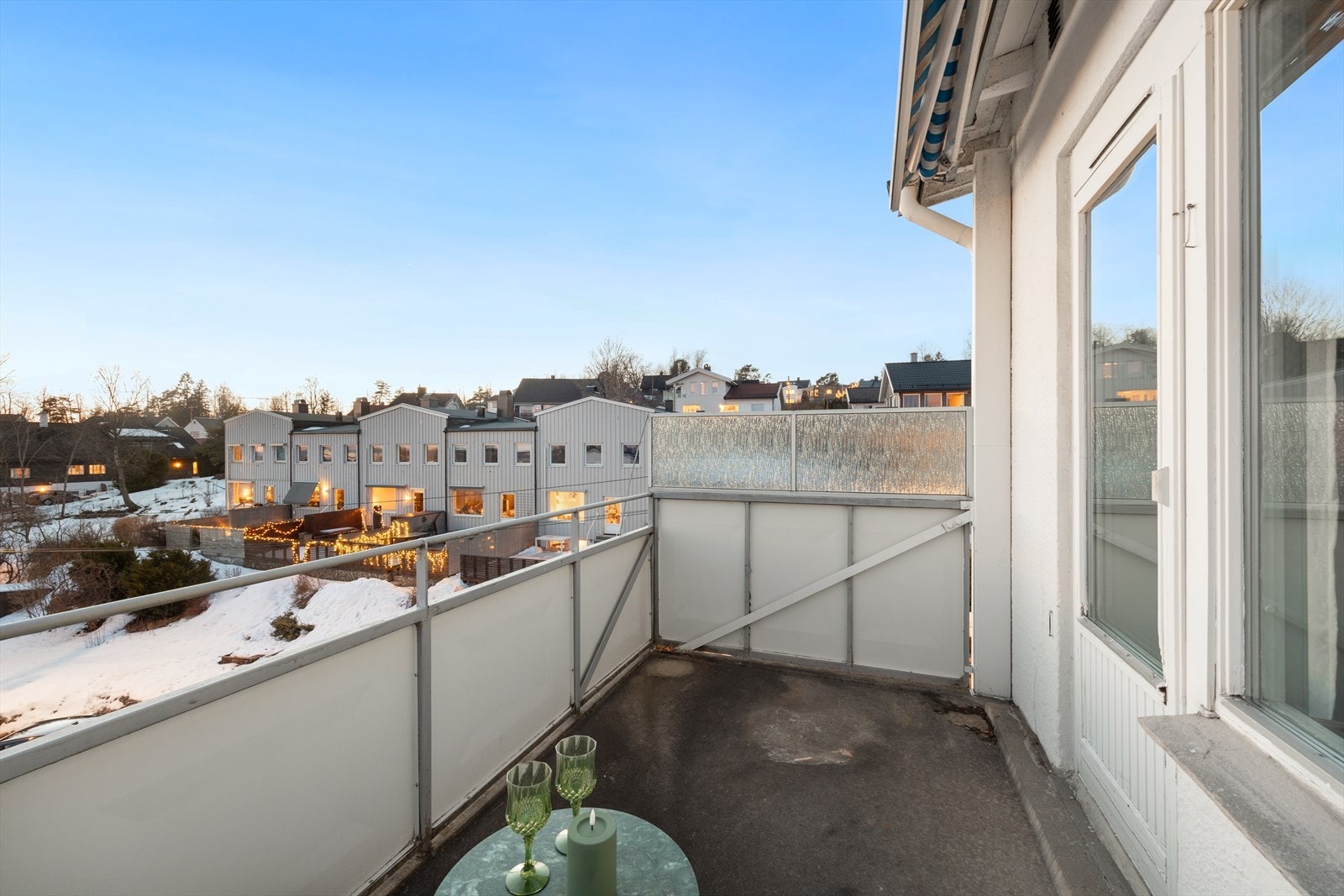 Om sommeren blir balkongen en forlengelse av stuen og innbyr til hyggelige og sosiale sammenkomster. Her kan du enkelt skape en koselig uteoase med utemøbler, beplantning og gassgrill. Galleribilde