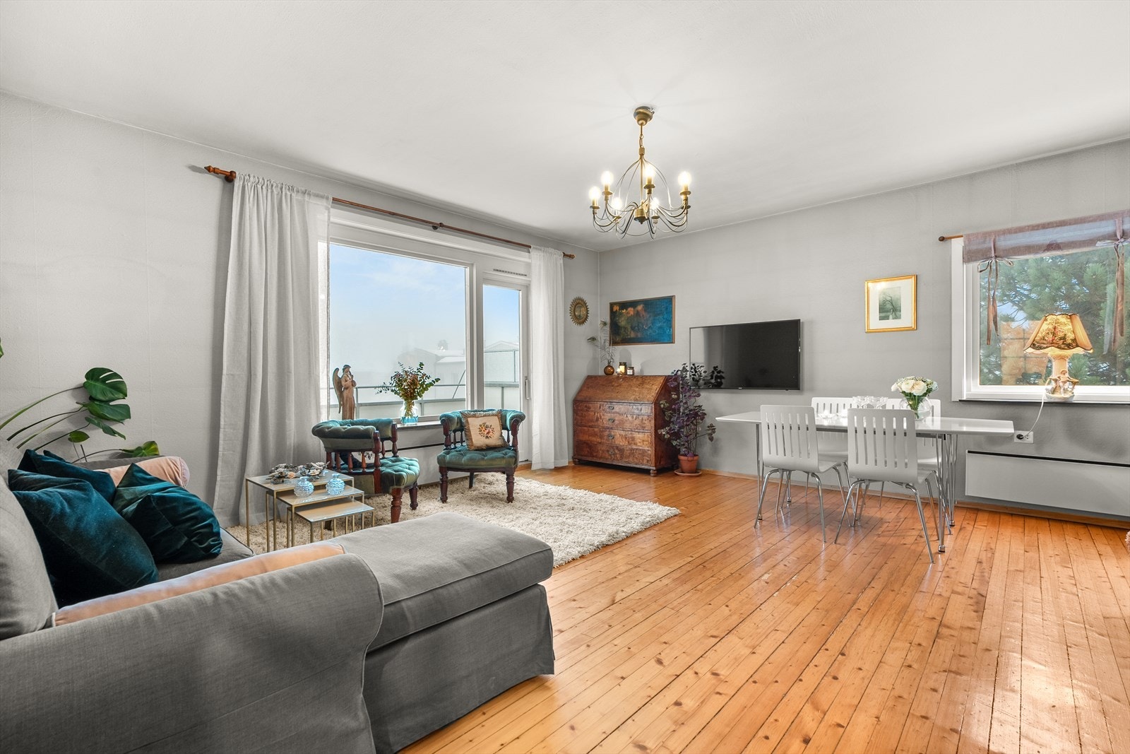 Hjørnestuen er lys og har vindusflater som slipper inn rikelig med naturlig lys fra to himmelretninger. Galleribilde