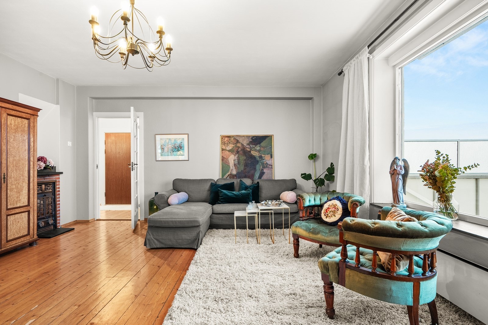 Den gode takhøyden og de gjennomgående tregulvene bidrar til et helhetlig og varmt uttrykk. De originale fine tregulvene kan også slipes og da få det uttrykket du selv ønsker i leiligheten. Du kan få både mørkere og lysere gulv, alt etter hva du ønsker. Galleribilde