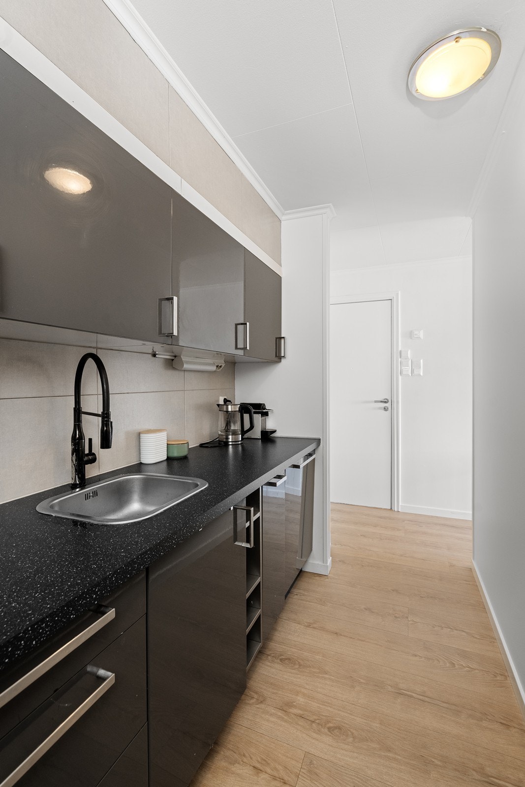 God benkeplass og masse skuffe- og skapplass til det en skulle ha behov for. Galleribilde