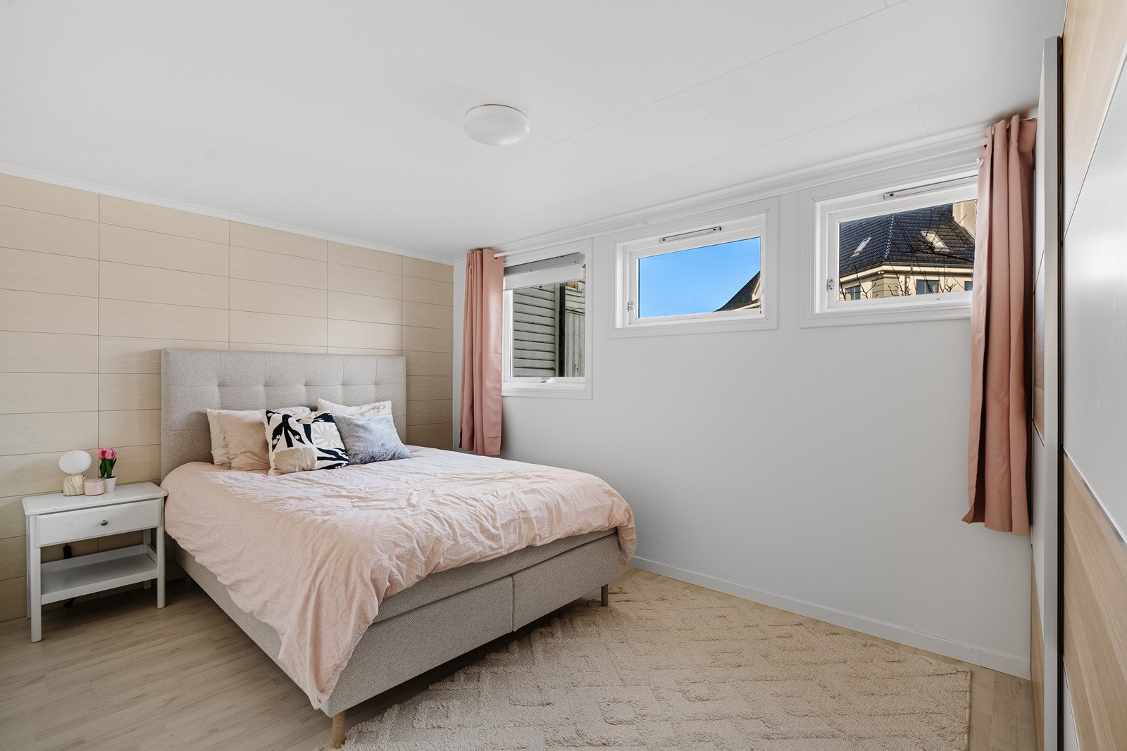 Soverommet oppleves som lyst og innbydende, med svært gode møbleringsmuligheter for ønsket soveromsinnredning. Varmekabler i gulvet gir en behagelig og komfortabel varme året rundt. Galleribilde