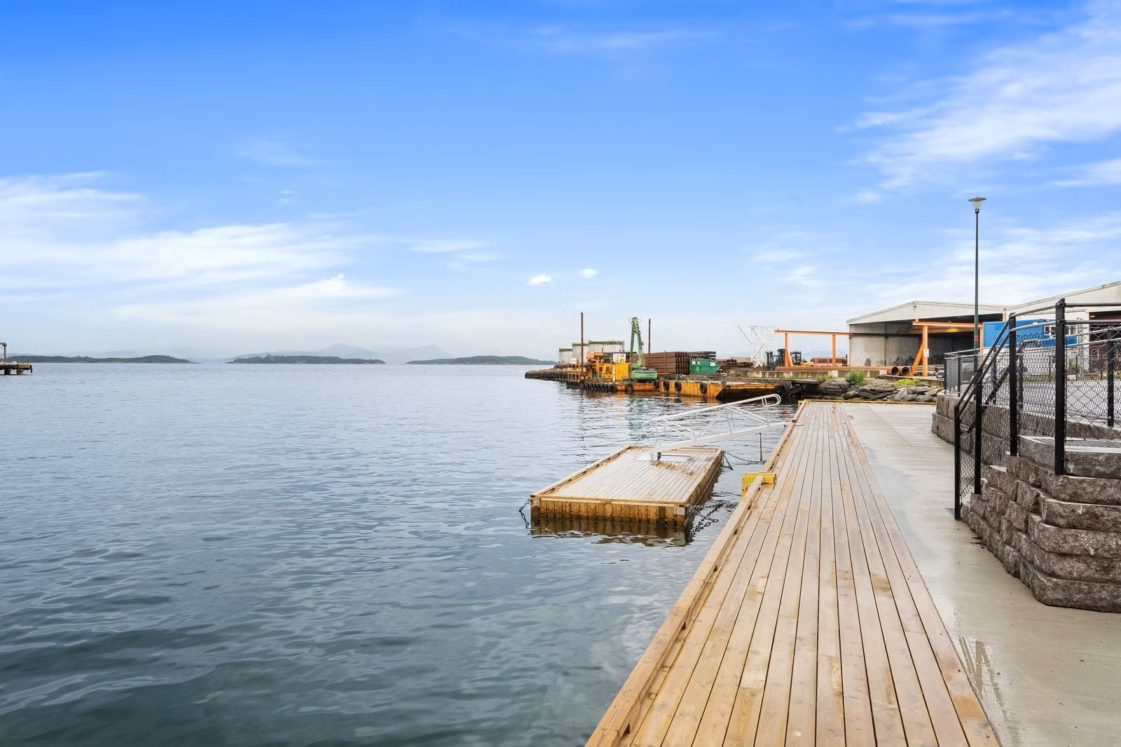 Den flotte beliggenheten gir kort vei til sjøen, med en nydelig promenade og bryggeanlegg like i nærheten. Her kan man nyte maritime omgivelser, frisk sjøluft og vakre utsyn over fjorden - et perfekt område for både avslapning og kystnære aktiviteter. Galleribilde