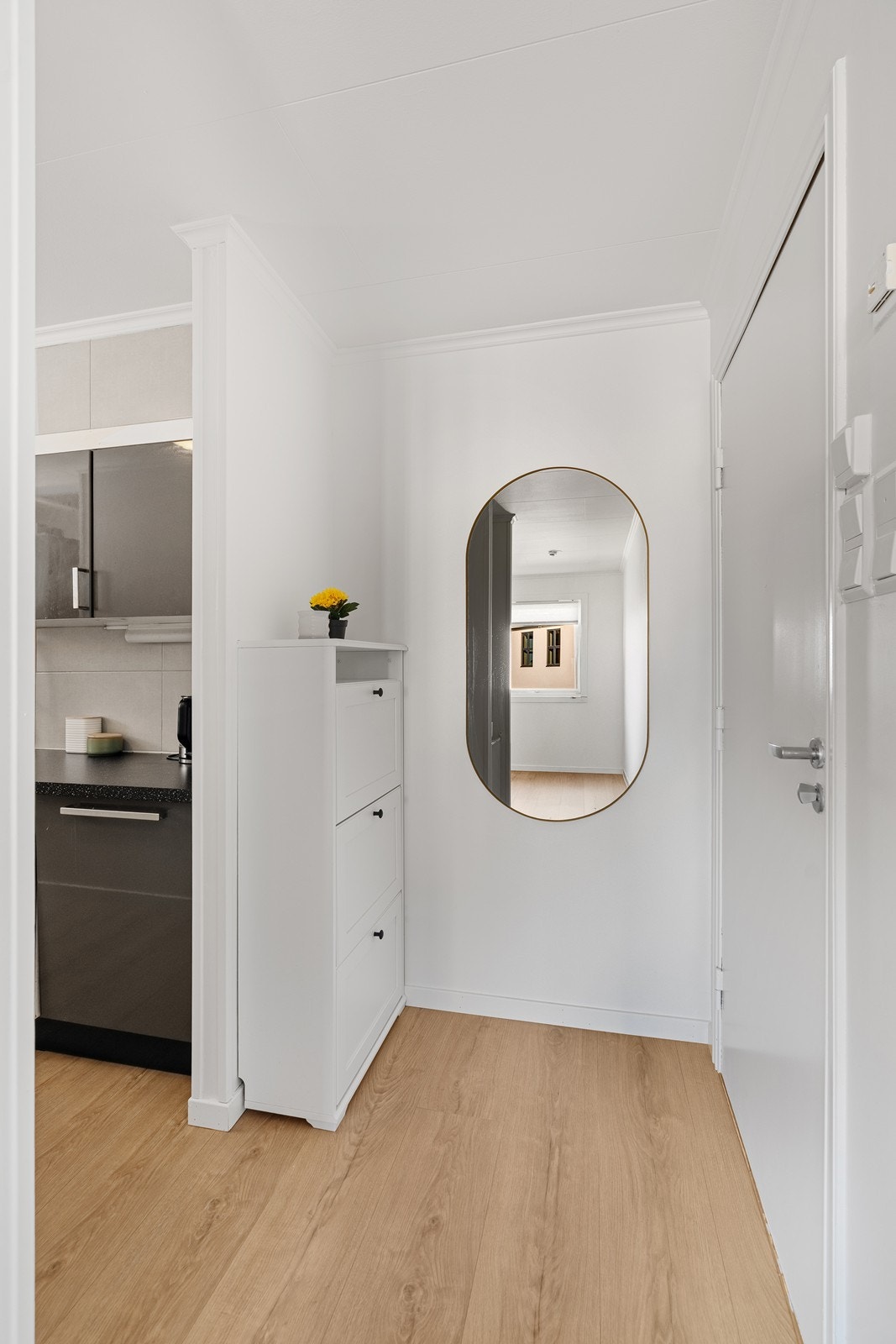Entré til leiligheten like ved kjøkkenet. Galleribilde