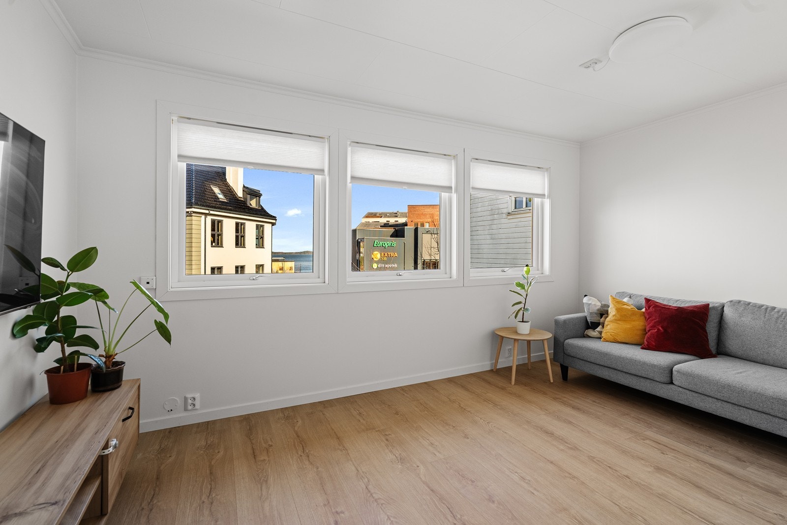 Stuen er både åpen og romslig med naturlig plass til sofa og tv. Galleribilde