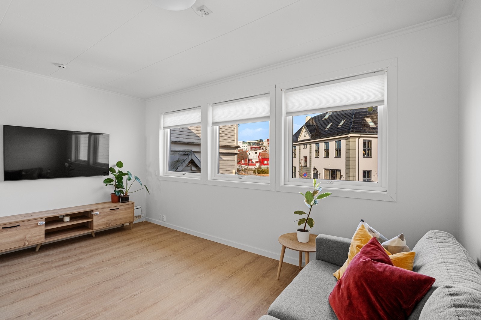 Stue med store vindusflater som slipper inn rikelig med naturlig lys. Galleribilde