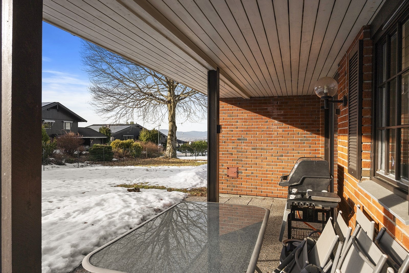 Fra kjøkkenet er det utgang til delvis overbygget uteplass, mot sydvest. Har kan man nyte svært gode solforhold i rolige omgivelser Galleribilde