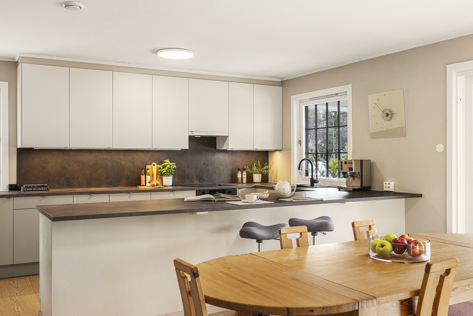 Det er meget god oppbevaringsplass i innredning og rikelig med arbeidsplass på benkeflater Galleribilde