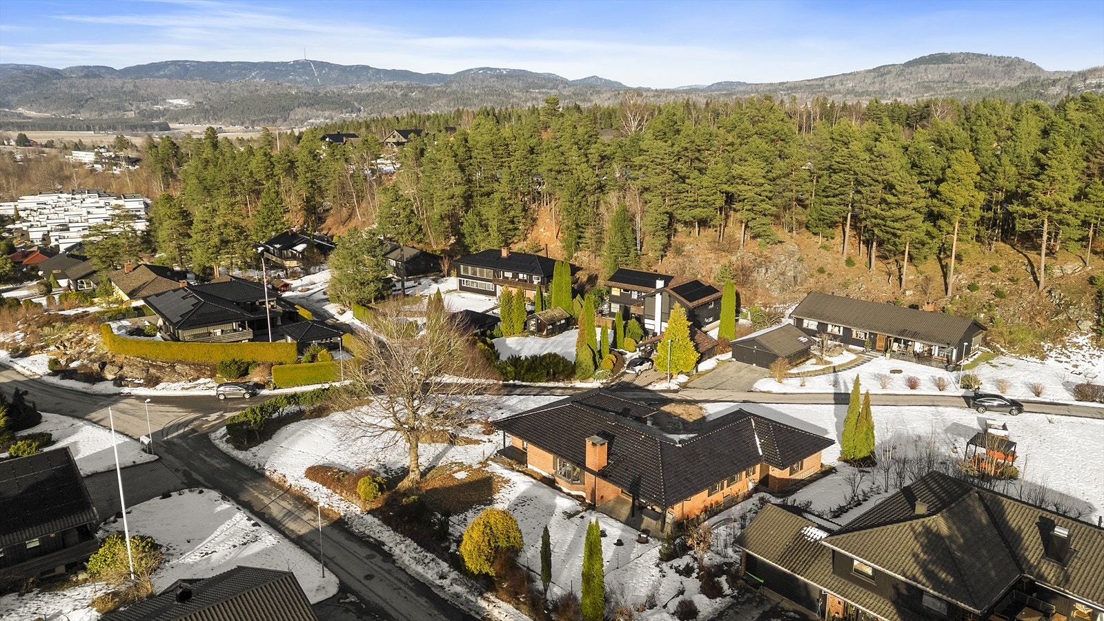 Denne flotte og solrike tomten har god plass til aktiviteter og fremstår som særdeles barnevennlig Galleribilde