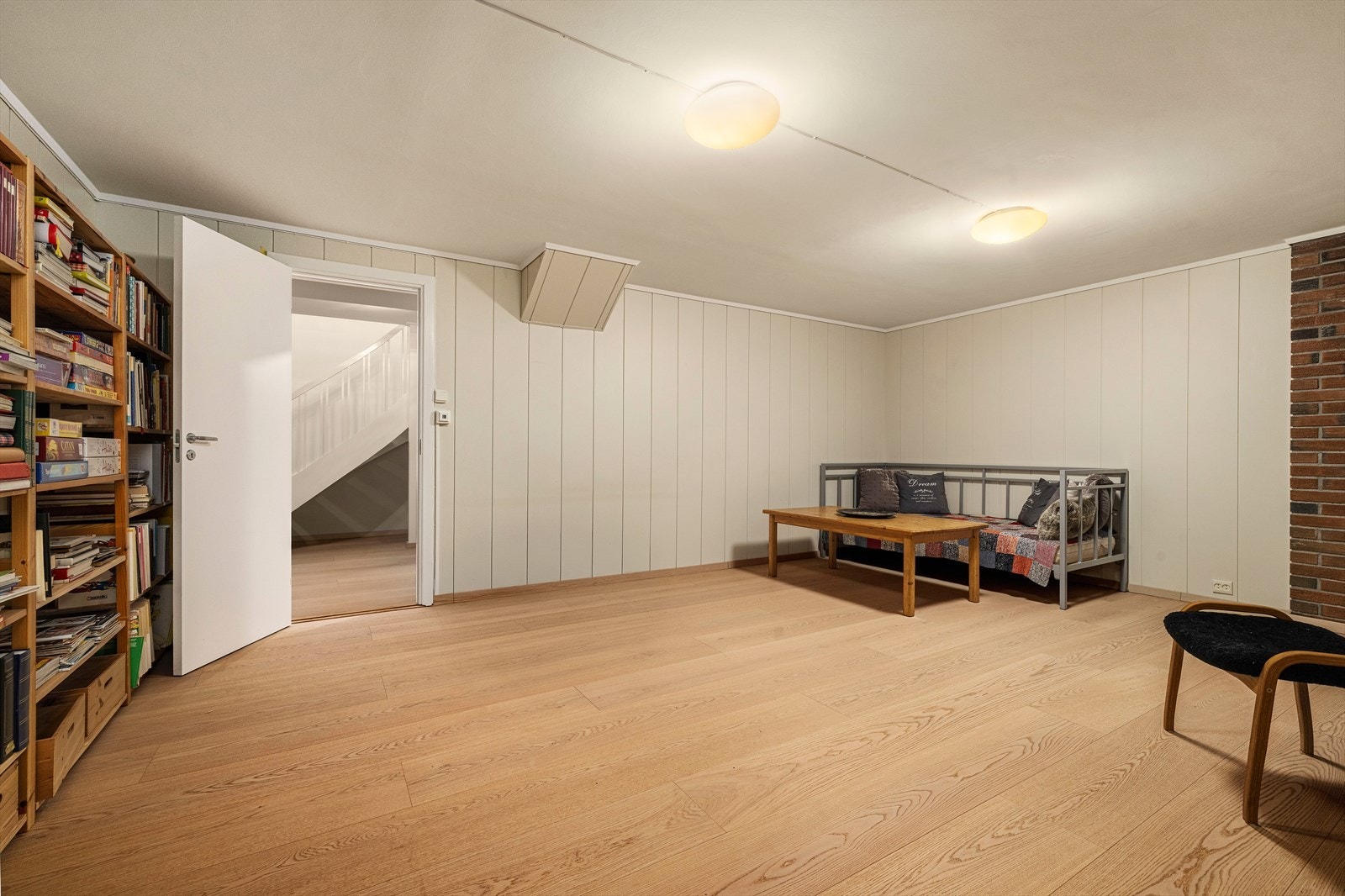 I boligens underetasje er det innredet en praktisk kjellerstue/tv-stue med god plass til sofagruppe Galleribilde