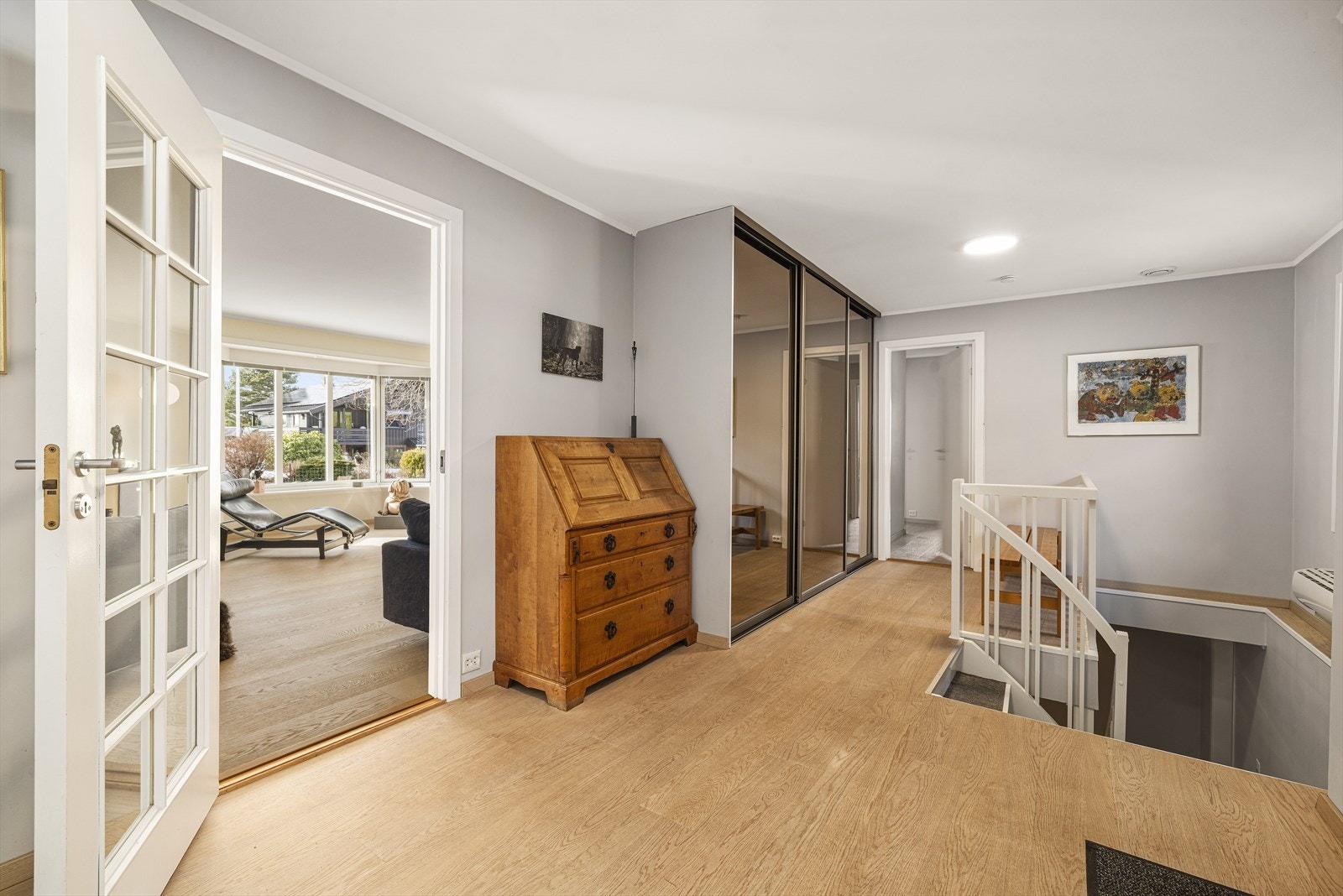 Fra hyggelig inngangsparti kommer man inn i romslig entrè med skyvedørsgarderobe Galleribilde