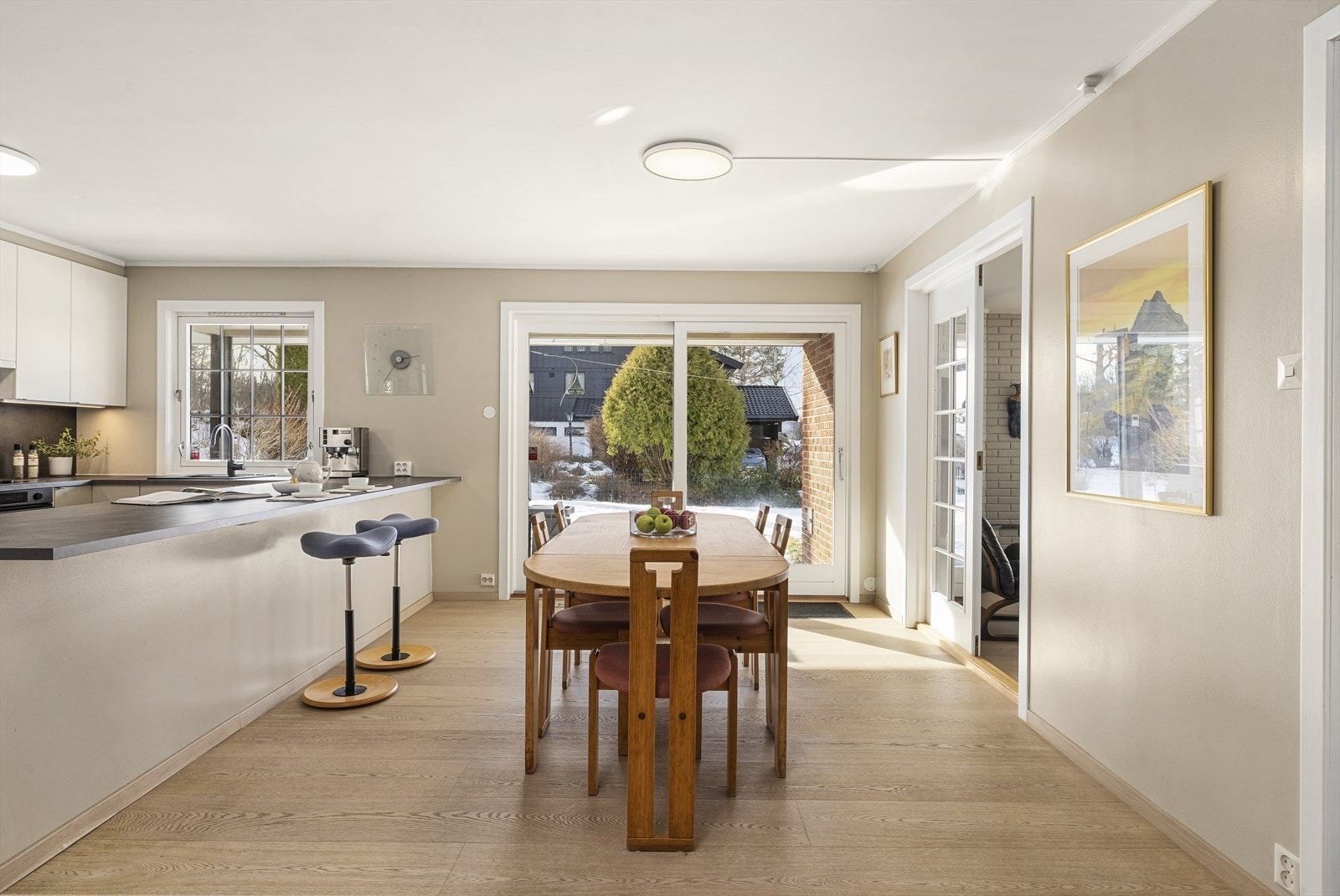 Utenfor kjøkken/spisestue er det steinlagt, delvis overbygget, terrasse mot sydvest med videre adkomst til hagen Galleribilde