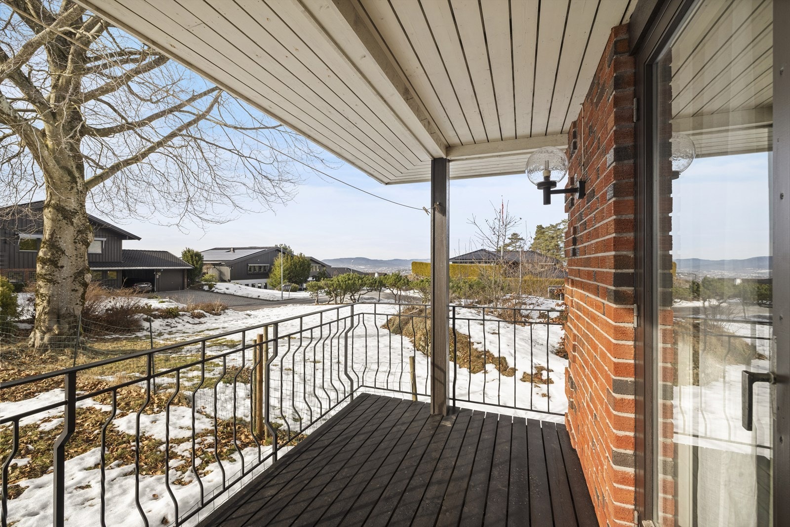 Fra hovedsoverom er det utgang til koselig veranda Galleribilde