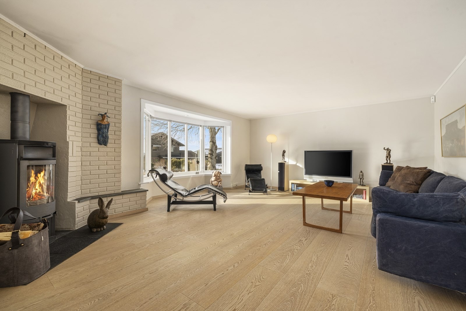 Denne funksjonelle og innbydende familieboligen fremstår som godt vedlikeholdt, med alle nødvendige fasiliteter i hovedetasjen - alle gulv og øvrige overflater er oppusset i 2018 Galleribilde