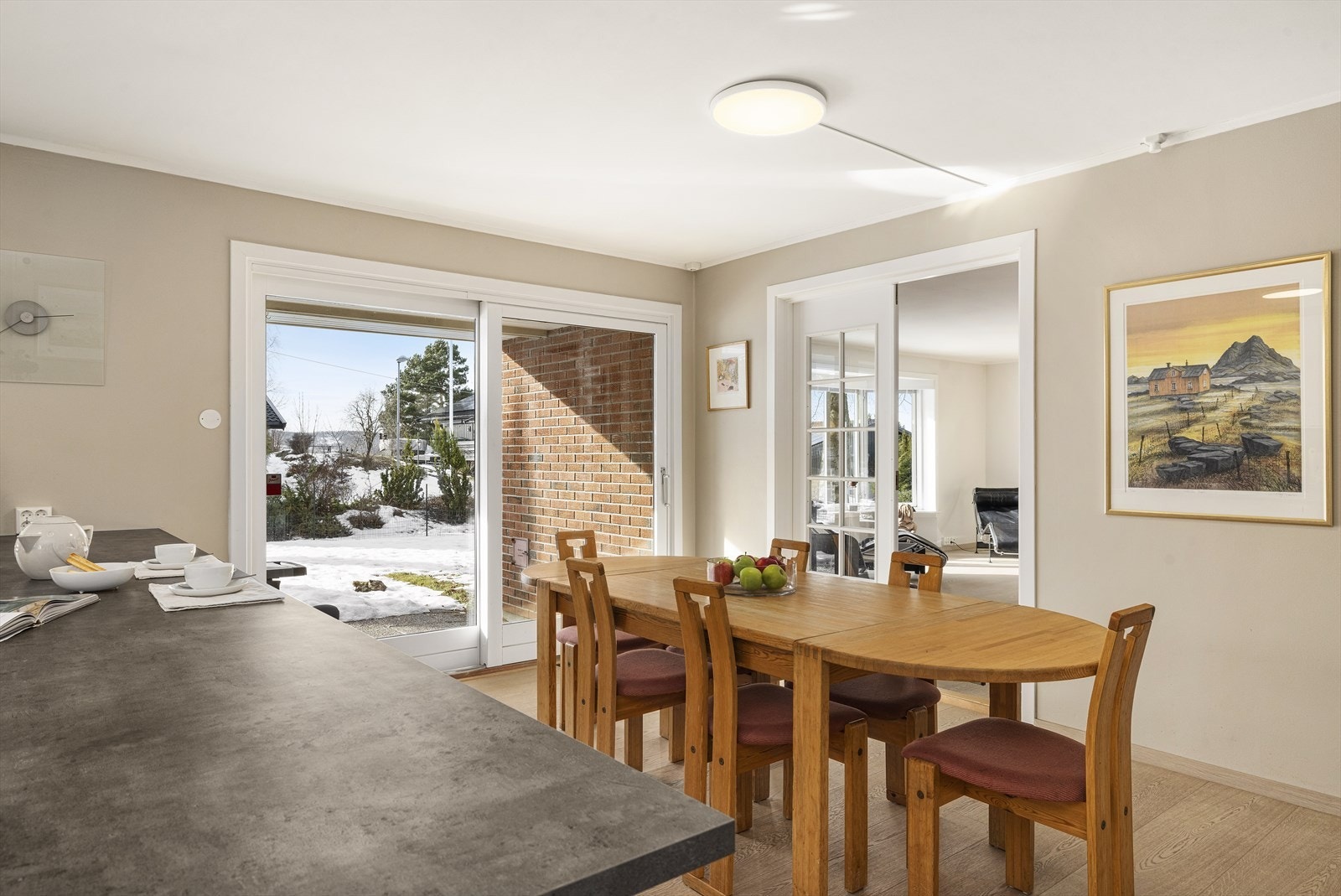 På kjøkken er det god plass til spisebord og barstoler ved kjøkkenbenk Galleribilde