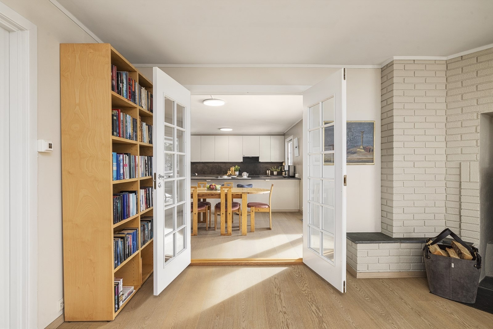 Fra stuen og entrè kommer man inn til et koselig kjøkken med spiseplass Galleribilde