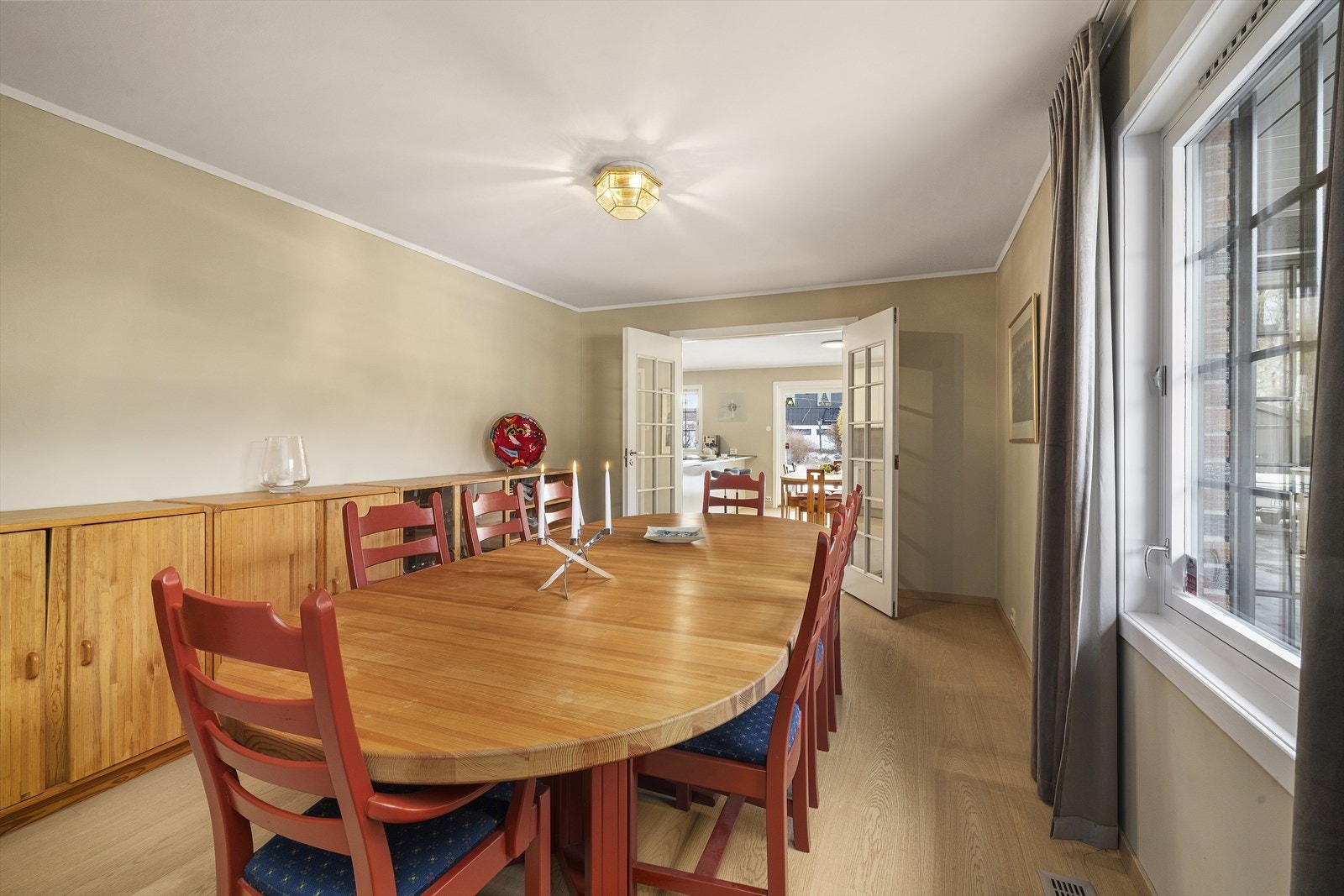 Rommet har plass til stort langbord, og fremstår som et hyggelig og sosialt allrom Galleribilde