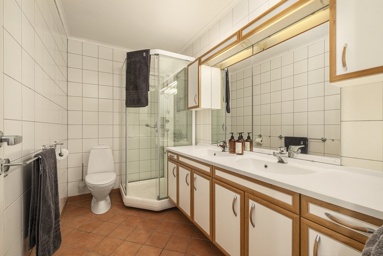 Baderom i tilknytning til hovedsoverom Galleribilde