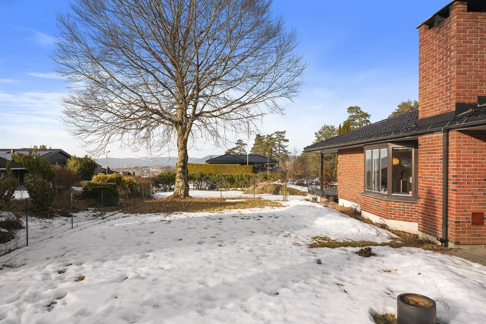 Det er solfylte terrasser og uteområder rundt hele boligen og solen kan nytes fra morgen til kveld Galleribilde