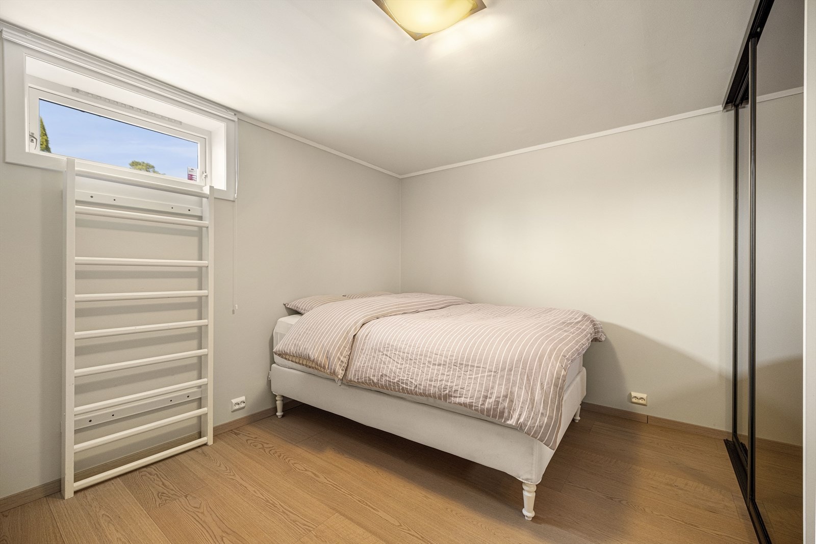 Rommet er ikke omsøkt/godkjent av kommunen, og derfor ikke godkjent for varig opphold. Rommet tilfredsstiller ikke dagens krav til rømning Galleribilde