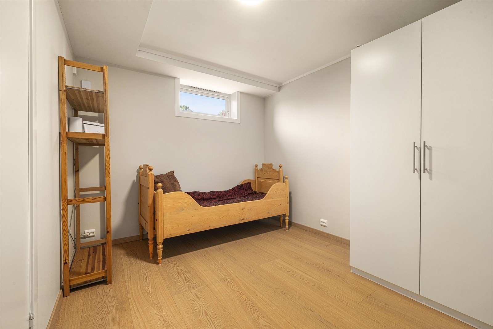 Rommet er ikke omsøkt/godkjent av kommunen, og derfor ikke godkjent for varig opphold. Rommet tilfredsstiller ikke dagens krav til rømning Galleribilde